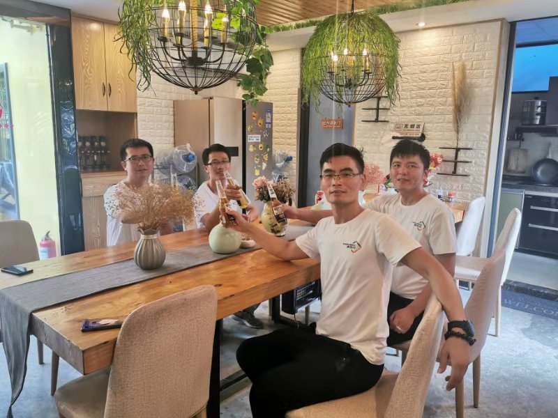 康利邦董事長與工程部經理合影