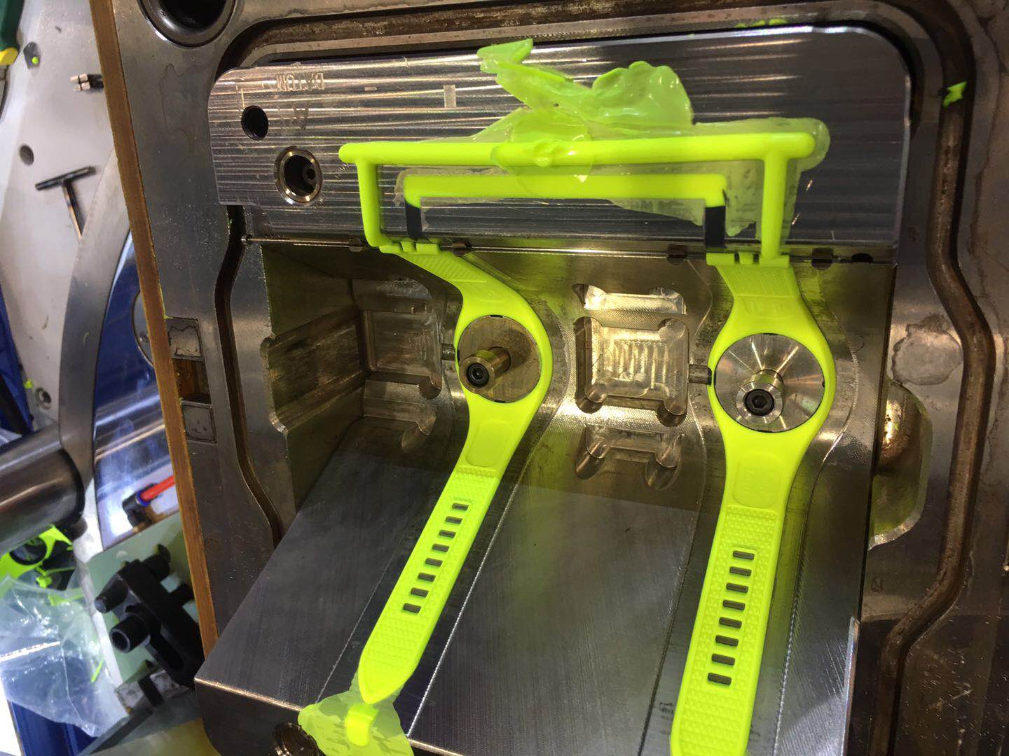 尼龍能和液態矽膠粘合嗎